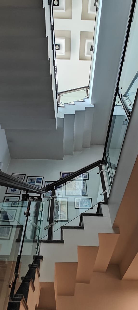 5BHK Kothi DLF Phase 1 , SemiFurnished is available for rent